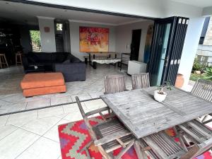 Χώρος καθιστικού στο Spacious Seaside Escape - Pool,Fireplace,Great view