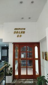 a entrance to a building with a wooden door at Apartamento Micro Centro para 4 con cochera in Bahía Blanca