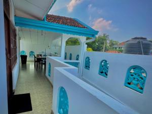 una casa con pareti bianche e decorazioni blu di Apartment W Kitchen 5 Mins Beach 20 Mins Airport a Negombo