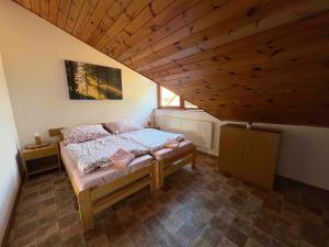 Ένα ή περισσότερα κρεβάτια σε δωμάτιο στο Penzion u Zdichynců