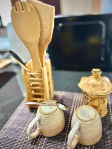 un tavolo con due servizi da tè su un tavolo di Apartment W Kitchen 5 Mins Beach 20 Mins Airport a Negombo Altre 22 foto