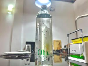 una bottiglia d'acqua seduta sopra un tavolo di Apartment W Kitchen 5 Mins Beach 20 Mins Airport a Negombo