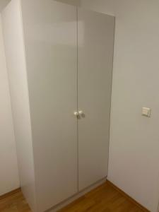 Habitación con armario con armarios blancos. en City home, en Tromsø