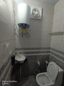Φωτογραφία από το άλμπουμ του Hotel Madhuram 450 Mtr Ringus Railway STN σε Rīngas