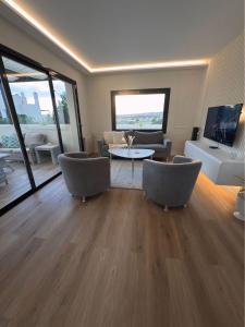 ein Wohnzimmer mit einer Couch und einem Tisch und Stühlen in der Unterkunft Corvera Golf Lexu in Corvera + 10 Fotos