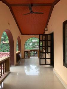 Η βιβλιοθήκη του δωματίου σε οικογενειακή κατοικία