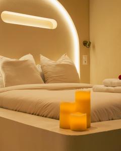 une chambre avec un lit avec des oreillers blancs dans l'établissement Casa Cinta - Sanctuaire Balinais avec Baignoire Balnéo et Cinéma Privé, à Croix