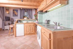 eine Küche mit Spüle und Geschirrspüler in der Unterkunft Lou Lou Apartment - Chamonix All Year in Chamonix-Mont-Blanc