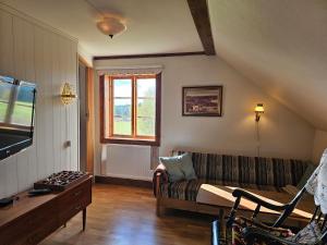 TV a/nebo společenská místnost v ubytování Östgården