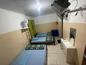 um quarto com duas camas e uma câmera em Santo Antônio do Mineiro em Aparecida mais 12 fotografias