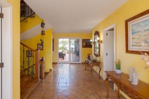 un couloir d'une maison aux murs jaunes dans l'établissement Villa Maspalomas Golf Court, à Maspalomas