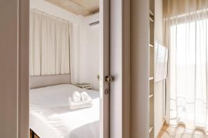 Postel nebo postele na pokoji v ubytování YAMAS Urban LIving Spiridonos