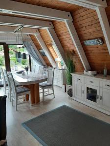 Una cocina y un comedor con mesa y sillas. en Zum-Piraten, en Damp