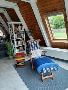 una silla sentada en una alfombra en una habitación con ventana en Zum-Piraten, en Damp