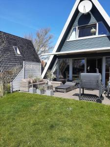 una casa con un banco en un patio en Zum-Piraten, en Damp 21 fotos más