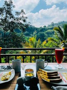 un tavolo con cibo e bevande e vista sulle montagne di The Aurelian a Ella