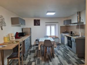 Kuchyň nebo kuchyňský kout v ubytování Gite chez carole