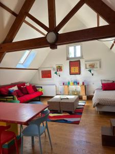 a living room with a red couch and a table at LE PARC DU VIVIER in Fernestrelay