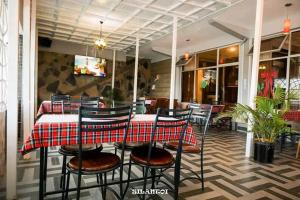 Un comedor con una mesa y sillas en un restaurante. en Silantoi hotel, en Gatunga