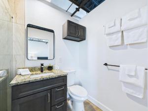 Ванная комната в Loft Getaway Near Port & Beach -Unit 203 +23 фотографии