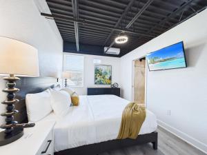 Кровать или кровати в номере Modern Loft near Port, Beach, & Dining -Unit 201
