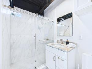 Ванная комната в Modern Loft near Port, Beach, & Dining -Unit 201 +23 фотографии