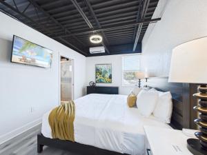 Postel nebo postele na pokoji v ubytování Chic Loft Retreat Near Port Canaveral -unit 202
