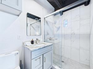 Koupelna v ubytování Chic Loft Retreat Near Port Canaveral -unit 202