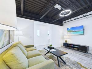 Posezení v ubytování Chic Loft Retreat Near Port Canaveral -unit 202 + 22 fotografií