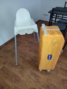 uno sgabello bianco, una sedia e un tavolo di Ferienwohnung an der Klosterkirche in Nienburg a Nienburg