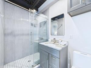 Ένα μπάνιο στο Minutes To Port! Loft Near Dining & Fun -unit 207 +22 φωτογραφίες