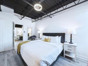 Ένα ή περισσότερα κρεβάτια σε δωμάτιο στο Minutes To Port! Loft Near Dining & Fun -unit 207