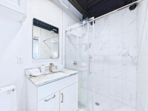 Ένα μπάνιο στο Modern Loft W Launch Views Near Beach -unit 208 +22 φωτογραφίες