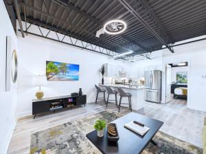 Η κουζίνα ή μικρή κουζίνα στο Modern Loft W Launch Views Near Beach -unit 208