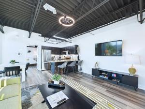 Μια τηλεόραση ή/και κέντρο ψυχαγωγίας στο Rocket Launch View Loft Near Beach & Port-unit 209