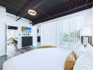 Ένα ή περισσότερα κρεβάτια σε δωμάτιο στο Rocket Launch View Loft Near Beach & Port-unit 209