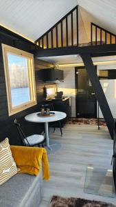 un salon avec un canapé et une table dans l'établissement Cottage on the banks of the Ounasjoki River, à Rovaniemi