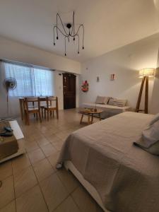 ein Schlafzimmer mit Bett und ein Wohnzimmer in der Unterkunft FLAT Fleming Martinez in Martínez