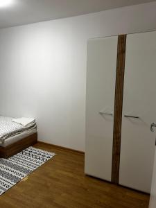a room with a sliding door and a bed and a rug at Apartament na wyłączność - Tarnowskie Góry - Strzybnica in Tarnowskie Góry