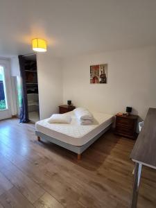 Ένα ή περισσότερα κρεβάτια σε δωμάτιο στο gîte des Bois