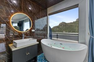 Γενική θέα στο βουνό ή θέα στο βουνό από  αυτό το πλωτό κατάλυμα