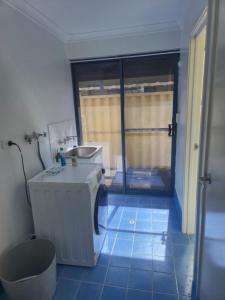 班伯里Dalyellup 2BR Accommodation-Entire rear Unit-Walkable to major Supermarkets的带水槽和洗衣机的浴室