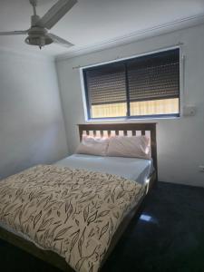 Postel nebo postele na pokoji v ubytování Dalyellup 2BR Accommodation-Entire rear Unit-Walkable to major Supermarkets