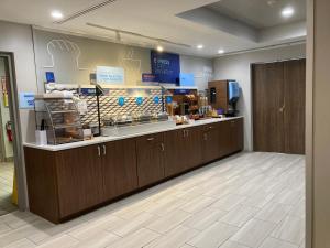 a store with a counter with aasteryasteryasteryasteryasteryasteryasteryasteryastery at Holiday Inn Express and Suites Winchester by IHG in Winchester +29 photos