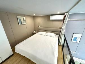 Postel nebo postele na pokoji v ubytování Private Garden Courtyard in Shanghai Old Villa Near City Center Nanjing West Road Metro Station