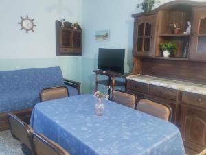 a room with a table and a bed and a desk at Departamento 6 personas con vista al mar in Mar de Ajó