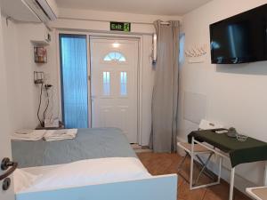 TV a/nebo společenská místnost v ubytování Despina's sweet studio -FREE PARKING- close to panthessaliko stadium and public pool of Nea Ionia