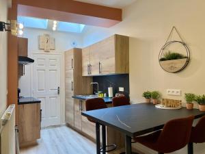 eine Küche mit Tisch und Stühlen in einem Zimmer in der Unterkunft Maison 2 chambres avec bureau - Proche gare in Saint-Omer