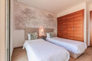 Oulad AkkouにあるAzur Apartment pool & designの小さな部屋のベッド2台 木製キャビネット付 +27枚の写真