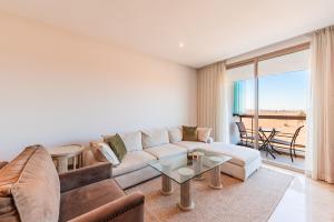 Oulad AkkouにあるAzur Apartment pool & designのソファとテーブルのあるリビングルーム